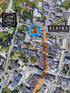 um mapa de uma cidade com um edifício sobre ele em Chalet Atmosphere Chamonix City Center Large T3 em Chamonix-Mont-Blanc