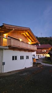 un gran edificio blanco con techo de madera en Appartement Oberschernthann, en Hopfgarten im Brixental