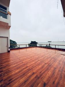 Um grande deck de madeira com o oceano ao fundo. em Rudra Ganga Atithi Hotel em Varanasi mais 24 fotografias