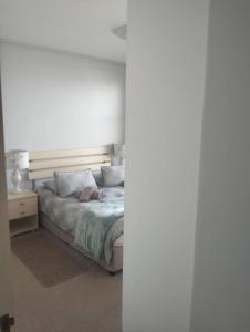 een persoon die op een bed in een slaapkamer ligt bij On the Beach 20 in Swakopmund