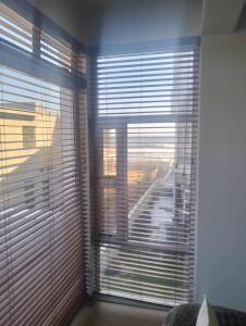 een kamer met een groot raam met zonwering bij On the Beach 20 in Swakopmund