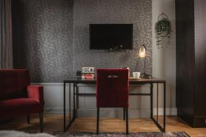 Una televisión o centro de entretenimiento en Home Hotel Grand Helsingborg