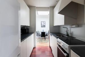 Kuchyň nebo kuchyňský kout v ubytování Spacious and cozy 2 bedroom apartment for 7