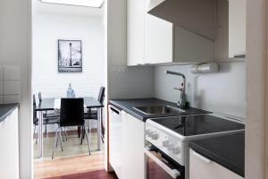 Kuchyň nebo kuchyňský kout v ubytování Spacious and cozy 2 bedroom apartment for 7