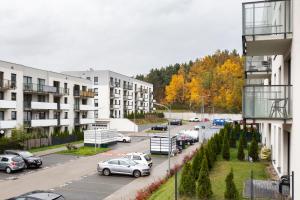 een parkeerplaats met auto's voor gebouwen bij Nasypowa Spacious Apartment by BookingHost in Gdynia