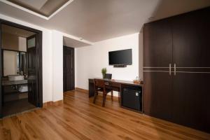 Μια τηλεόραση ή/και κέντρο ψυχαγωγίας στο Beachfront Hotel Hoi An