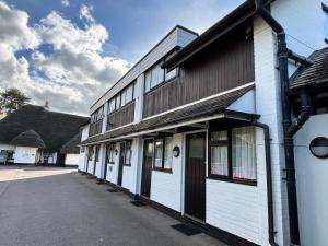 un edificio blanco y negro con una calle al lado en The Old Lamb, en Reading