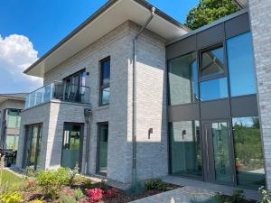 an image of a house with glass at Strandbude Dangast in Dangast