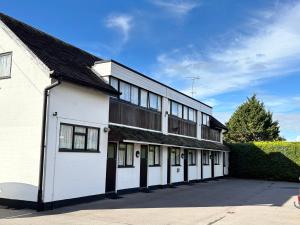 un edificio blanco con techo negro en The Old Lamb, en Reading