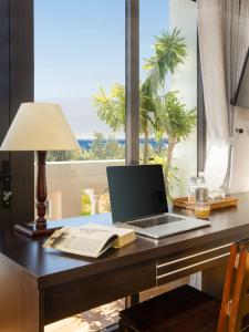 Μια τηλεόραση ή/και κέντρο ψυχαγωγίας στο Beachfront Hotel Hoi An