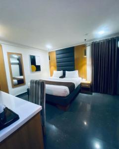 Postel nebo postele na pokoji v ubytování Chateux de atlantique Hotel