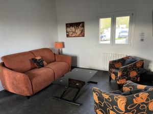 Χώρος καθιστικού στο Hébergements le Camp d'Auneau - Auneaululu