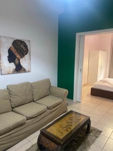 een woonkamer met een bank en een salontafel bij Electra apartment in Thiva