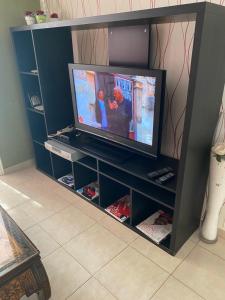 een entertainmentcentrum met een televisie in een kamer bij Electra apartment in Thiva