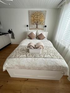 a bedroom with a large white bed with pillows at Gästehaus MaryVitty, zentrale zwischen Aarau und Olten, gut verbunden in Schönenwerd