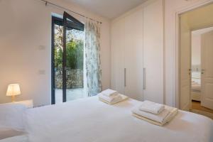 トッリ・デル・ベーナコにあるVilla Loncrino - Fine Livingの白いベッドルーム(タオル付きのベッド付) +29枚の写真