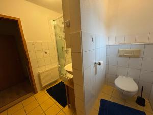 une salle de bains avec toilettes et lavabo dans l'établissement Monteurwohnung, Ferienwohnung Langenfeld, à Winkel