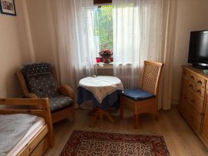 une chambre avec une table, des chaises et une fenêtre dans l'établissement Monteurwohnung, Ferienwohnung Langenfeld, à Winkel