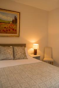 Ένα ή περισσότερα κρεβάτια σε δωμάτιο στο The Cobbles Inn Apartment