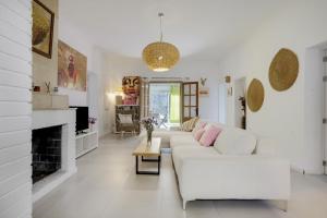Una sala de estar con un sofá blanco y una chimenea. en Villa Montecristo, en Montecristo