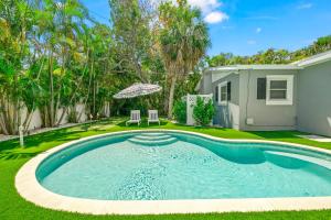 Bassein majutusasutuses The Cottage on Pine - Luxury Boho Beach Cottage wPvt Heated Pool On Pine Ave või selle lähedal