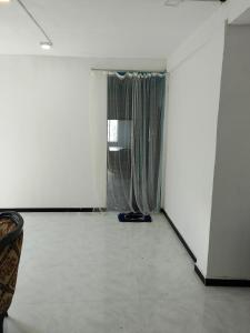 ein Raum mit weißen Wänden und einem Vorhang in der Unterkunft Nuwara eliya rashini mountain view cottage in Nuwara Eliya