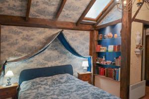 une chambre avec un lit et une étagère dans l'établissement Le BASTIDON de CHANTE PIERRE, à Cuers 35 autres photos