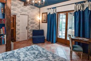 une chambre avec un lit, un bureau et une chaise dans l'établissement Le BASTIDON de CHANTE PIERRE, à Cuers