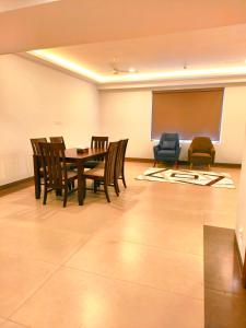 een vergaderruimte met een tafel en stoelen en een projectiescherm bij Parays Fernwoods in Mannārakkāt