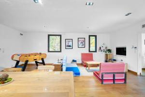 un salon avec deux chaises et une table dans l'établissement Loft Ôvebas - Domaine De L 'ô, à Bellacaud