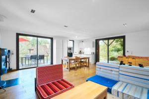 - un salon avec une table et une planche de surf dans l'établissement Loft Ôvebas - Domaine De L 'ô, à Bellacaud