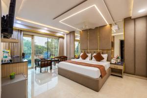 um quarto de hotel com uma cama e uma sala de jantar em Hotel Downtown - East of Kailash em Nova Deli mais 79 fotografias