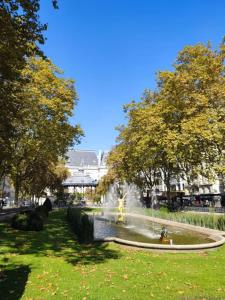 Κήπος έξω από το Large modern 2 bedrooms, bright & cozy hypercentre