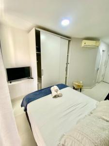 um quarto com uma cama branca com um laço em StudioPremium Hospedagem EventosCorporativosAnhembi ExpoCenterNorte em São Paulo