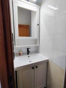 Ένα μπάνιο στο Large modern 2 bedrooms, bright & cozy hypercentre +15 φωτογραφίες