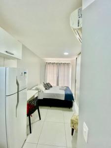 um pequeno quarto com uma cama e um frigorífico em StudioPremium Hospedagem EventosCorporativosAnhembi ExpoCenterNorte em São Paulo mais 40 fotografias