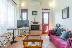 TV a/nebo společenská místnost v ubytování Myrsini's House - Neapoli Garden & Grove Retreat