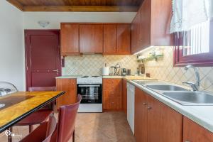 Η κουζίνα ή μικρή κουζίνα στο Myrsini's House - Neapoli Garden & Grove Retreat +65 φωτογραφίες