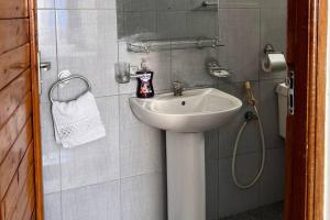 Koupelna v ubytování Stunning 2 Bedroom Apartment in Mombassa