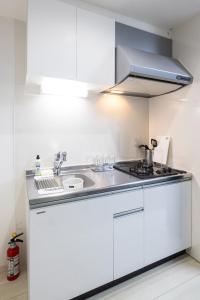 Kuchyň nebo kuchyňský kout v ubytování Villetta Imari Ekimae III Room 102 - Vacation STAY 19027