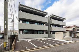 伊万里市にあるVilletta Imari Ekimae III Villetta Imari Ekimae II - Vacation STAY 19025の前に駐車場がある建物