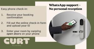 Una persona con un teléfono inteligente abre una puerta en The Charming by Curt Suites, en Berlín