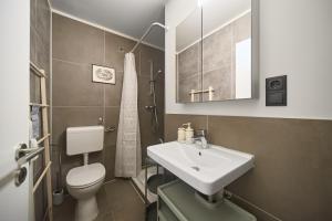 Un baño con lavabo blanco y inodoro. en Studio 700hm Schruns, en Schruns 6 fotos más