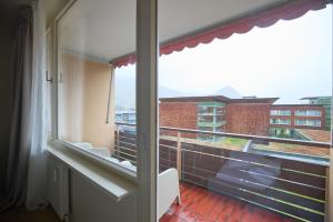 Una vista de un balcón con una gran ventana. en Studio 700hm Schruns, en Schruns