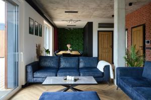 WierzchlesieにあるRezydencja Wierzchlesieの青いソファとテーブルのあるリビングルーム