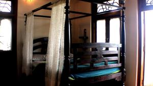 Litera en habitación con 2 ventanas en CityLife Lahore Boutique Heritage Home In Walled City, en Lahore