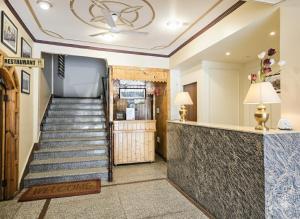 Un vestíbulo con una escalera que conduce a una tienda en Hotel Samar, en Srinagar