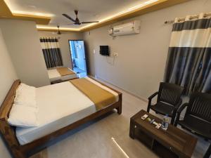 Ένα ή περισσότερα κρεβάτια σε δωμάτιο στο Shiva Ramana Home Stay