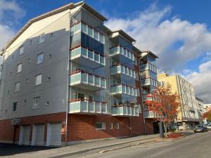 un immeuble d'appartements au bord d'une rue dans l'établissement Skandinavian City home 76m2, à Rovaniemi