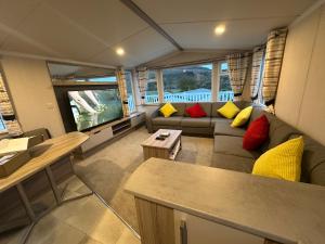 Μια τηλεόραση ή/και κέντρο ψυχαγωγίας στο BLAIRGOWRIE Ballintuim HOLIDAY LET